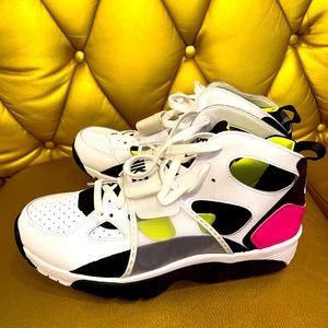 Nike Air Trainer Huarache
White Laser Fuchsia Volt Black